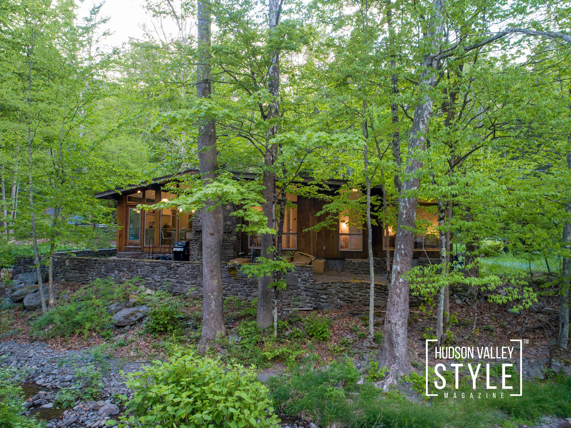 Stay in the Modern Airbnb Cabin by a Creek in Catskills – Airbnb Photography by ALLUVION MEDIA – Presented by ALLUVION VACATIONS – The Best Vacation Rental Management in Hudson Valley